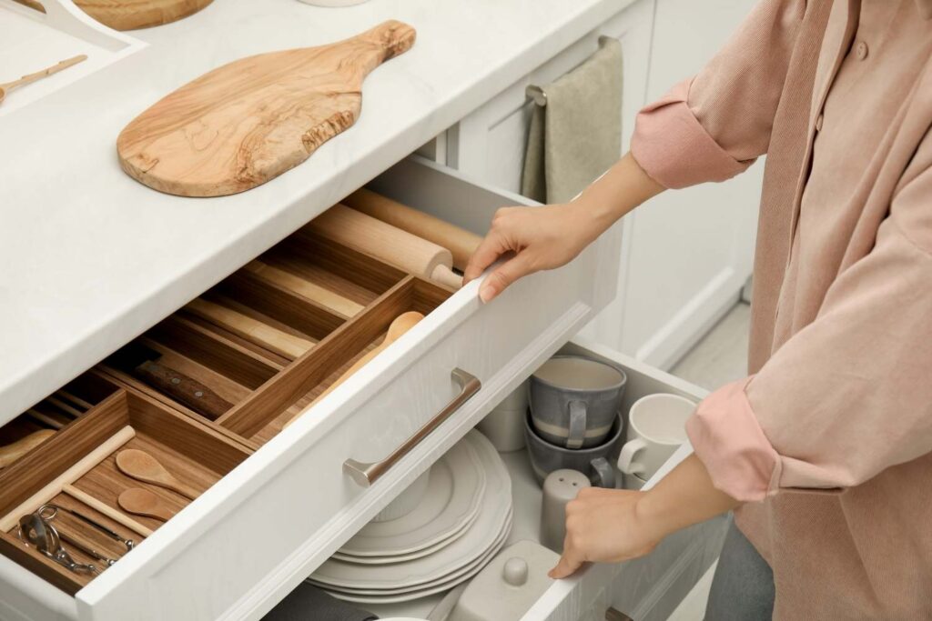 How to keep a kitchen clean: organize kitchen drawers